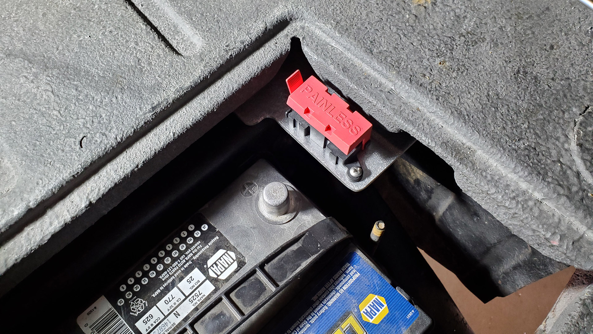 Painless Midi fuse holder mounted on fabbed bracket near battery
